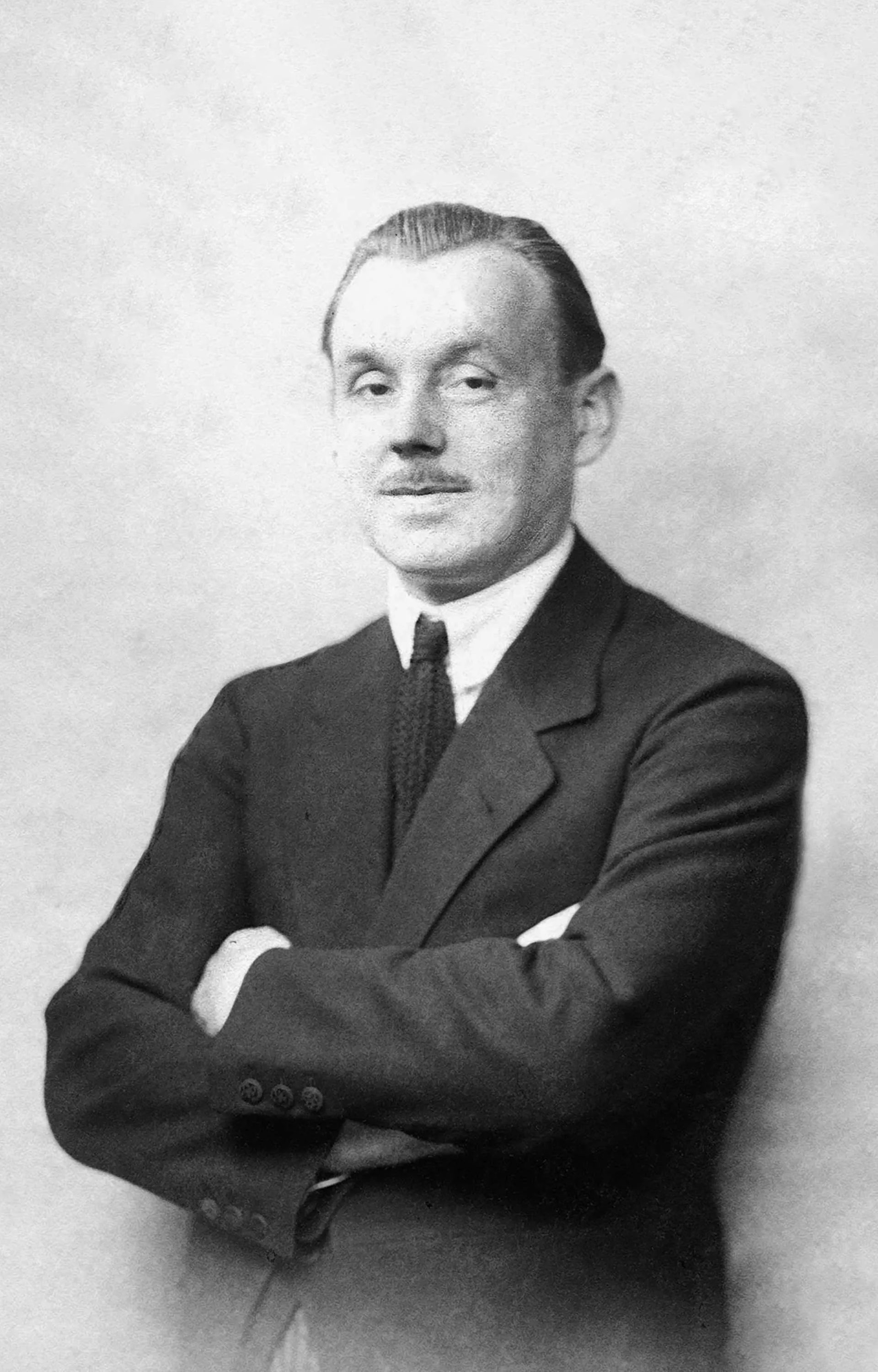 Friedrich Merz im Anzug mit gefalteten Arme